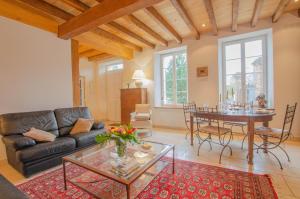 Le cottage في Payns: غرفة معيشة مع أريكة وطاولة