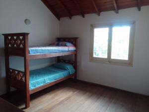 Dos literas en una habitación con ventana. en Descanso Punta Mogotes, en Mar del Plata