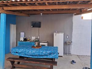 Cette chambre dispose d'une table et d'un réfrigérateur. dans l'établissement Casa temporada Barra de Jequia-Al, à Jequiá da Praia