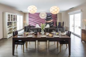a dining room with a table and a couch at La goutte d'or in Baroville