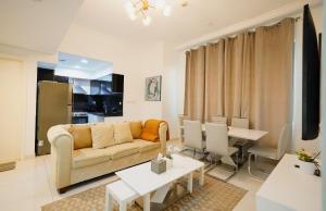 迪拜Citi home Business bay的客厅里有一张沙发和一张桌子。