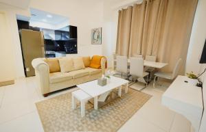 迪拜Citi home Business bay的客厅里有一张沙发和一张桌子。