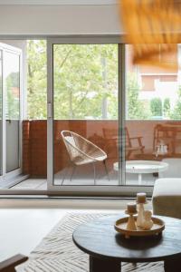 - un salon avec une grande fenêtre et une table dans l'établissement Luxe appartement in Antwerpen, à Anvers