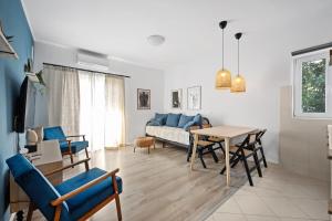 ein Wohnzimmer mit einem Tisch und einem Sofa in der Unterkunft Regina Apartments in Brodarica