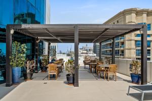 un patio avec des tables et des chaises dans un bâtiment dans l'établissement Furnished Apartment For Rent In Saba 3, Jlt, à Dubaï