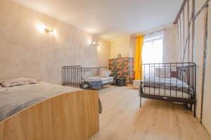 una camera da letto con due letti a castello e una finestra di Angela a Bar-sur-Aube
