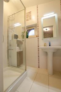 ein Bad mit einer Dusche und einem Waschbecken in der Unterkunft La met au loup in Charmont-sous-Barbuise