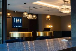 ウェリントンにあるTRYP by Wyndham Wellington, Tory Streetのバー(テーブル、椅子、ノートパソコン付)