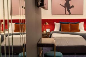 um quarto com 2 camas e uma cabeceira vermelha em TRYP by Wyndham Wellington, Tory Street em Wellington