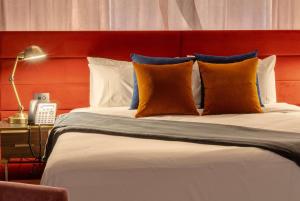 una camera con un grande letto con testiera rossa di TRYP by Wyndham Wellington, Tory Street a Wellington