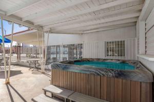 un grand bain à remous dans un bâtiment dans l'établissement Coronado Motor Hotel, a Travelodge by Wyndham, à Yuma