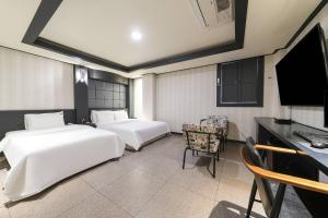 Μια τηλεόραση ή/και κέντρο ψυχαγωγίας στο Carlton Hotel