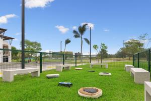 un parco con panchine su un campo da tennis di Hampton By Hilton Guanacaste Airport a Liberia