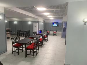Мотел Тихия кът في صوفيا: غرفة طعام مع طاولات وكراسي وتلفزيون