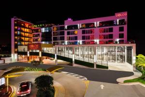 un parcheggio di notte di fronte a un edificio di Dolce by Wyndham Hollywood a Hollywood