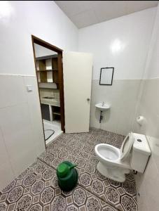 a bathroom with a white toilet in a room at Linden Apartment 