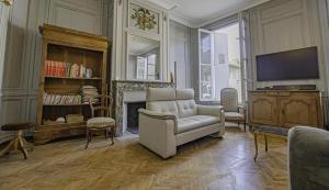 sala de estar con sofá y chimenea en Demeures des grands lacs de champagne, en Brienne-le-Château