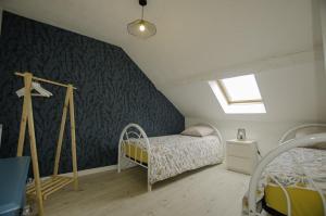 um quarto com uma cama e uma parede em Chez pat & fred em Balnot-la-Grange