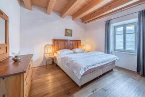 a bedroom with a large bed and a window at Ansitz Romani in Termeno