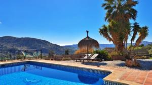 una piscina con vistas a las montañas en La Perla Andaluza, en Alcaucín