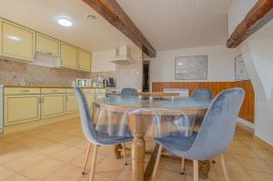 eine Küche mit einem Tisch und Stühlen im Zimmer in der Unterkunft Les epervieres in Lentilles