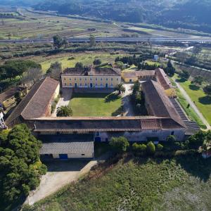 an aerial view of a large house with a yard at Quinta do Campo in Nazaré