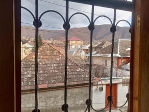 Nespecifikovaný výhled na hory nebo výhled na hory při pohledu z hostelu