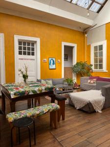 a living room with a couch and a table at Casa Elias Hostel-Av Elias in Valparaíso