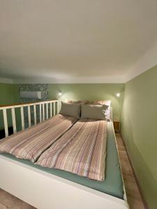 un letto in una camera con pareti verdi di BaseBudapest a Budapest