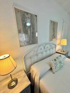 貝尼多姆的住宿－Apartamento con Vistas al Mar Deluxe 4ºB，一间卧室配有一张床和一张带台灯的桌子