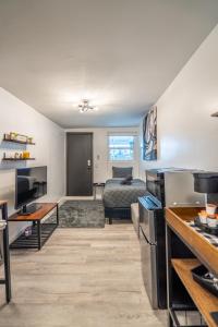 - une cuisine et un salon avec un lit dans une chambre dans l'établissement Cozy Studio w/gated parking, à Miami
