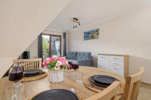 扎科帕内Salwatoriańska Apartments Mountain View Zakopane by Noclegi Renters的用餐室配有带酒杯的桌子 更多144张照片