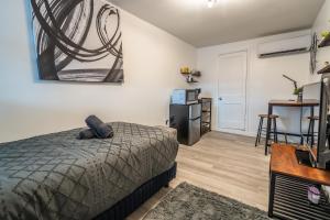 - une chambre avec un lit, une télévision et un bureau dans l'établissement Cozy Studio w/gated parking, à Miami