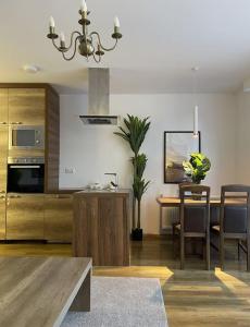 eine Küche mit Tisch und ein Esszimmer in der Unterkunft Etern Stays - C Street Apartment in Pristina