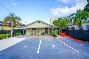 un parking vide devant une maison dans l'établissement Cozy Studio w/gated parking, à Miami
