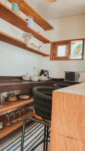 cocina con mesa y sillas en una habitación en Saona Bangalôs, en São Gonçalo do Amarante