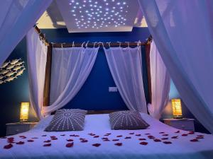 Un dormitorio con una cama con flores. en La Paillote Exotique Spa en Beaucaire