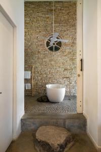 Ένα μπάνιο στο LohonoStays Villa The Ray