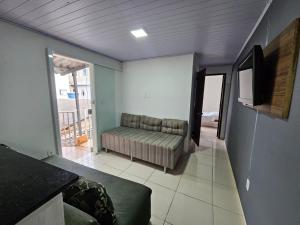 sala de estar con sofá y TV en Casa no Centro de Cabo Frio, en Cabo Frío