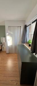 a kitchen with a green counter and a window at Ferienhaus Melzower Waldhaus Montagewohnung in Melzow
