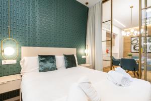 ein Schlafzimmer mit einem Bett und einer grünen Wand in der Unterkunft Anelsa Torres de Serranos 3 in Valencia