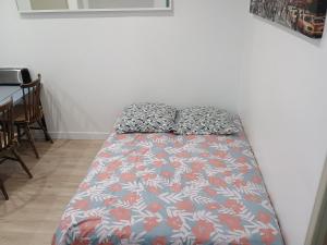 Bett in einem Zimmer mit zwei Kissen darauf in der Unterkunft appartement 2 pieces ,paris proche in Saint-Ouen