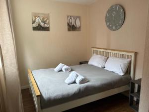 Postel nebo postele na pokoji v ubytování Guest Suite at The Grand Hotel