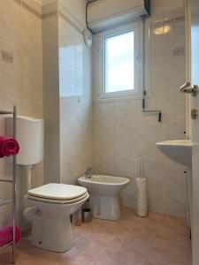 a bathroom with a toilet and a sink at Appartement 2 pièces-4 personnes in Roquebrune-Cap-Martin