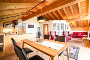 TV a/nebo společenská místnost v ubytování Alpenhaus Oberstdorf - Bergbahn unlimited inklusive