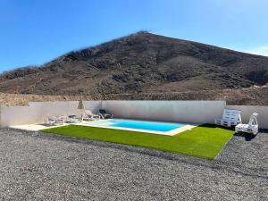 Πισίνα στο ή κοντά στο Villa en la montaña con piscina en Fuerteventura
