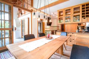 Kuchyň nebo kuchyňský kout v ubytování Alpenhaus Oberstdorf - Bergbahn unlimited inklusive
