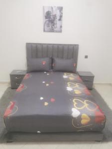 ein großes Bett in einem Zimmer mit Bettrahmen in der Unterkunft Bijoux Harhoura in El Harhoura