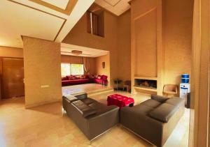 un soggiorno con divano e camino di Cozy Villa With Pool and Indoor Fireplace a Casablanca