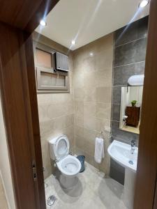 Koupelna v ubytování YARA- Luxury Apt- 3BR- New Cairo - B + 3 fotografie